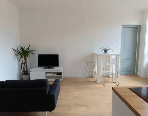 Logement moderne 2 pers, parking privé, proche CV